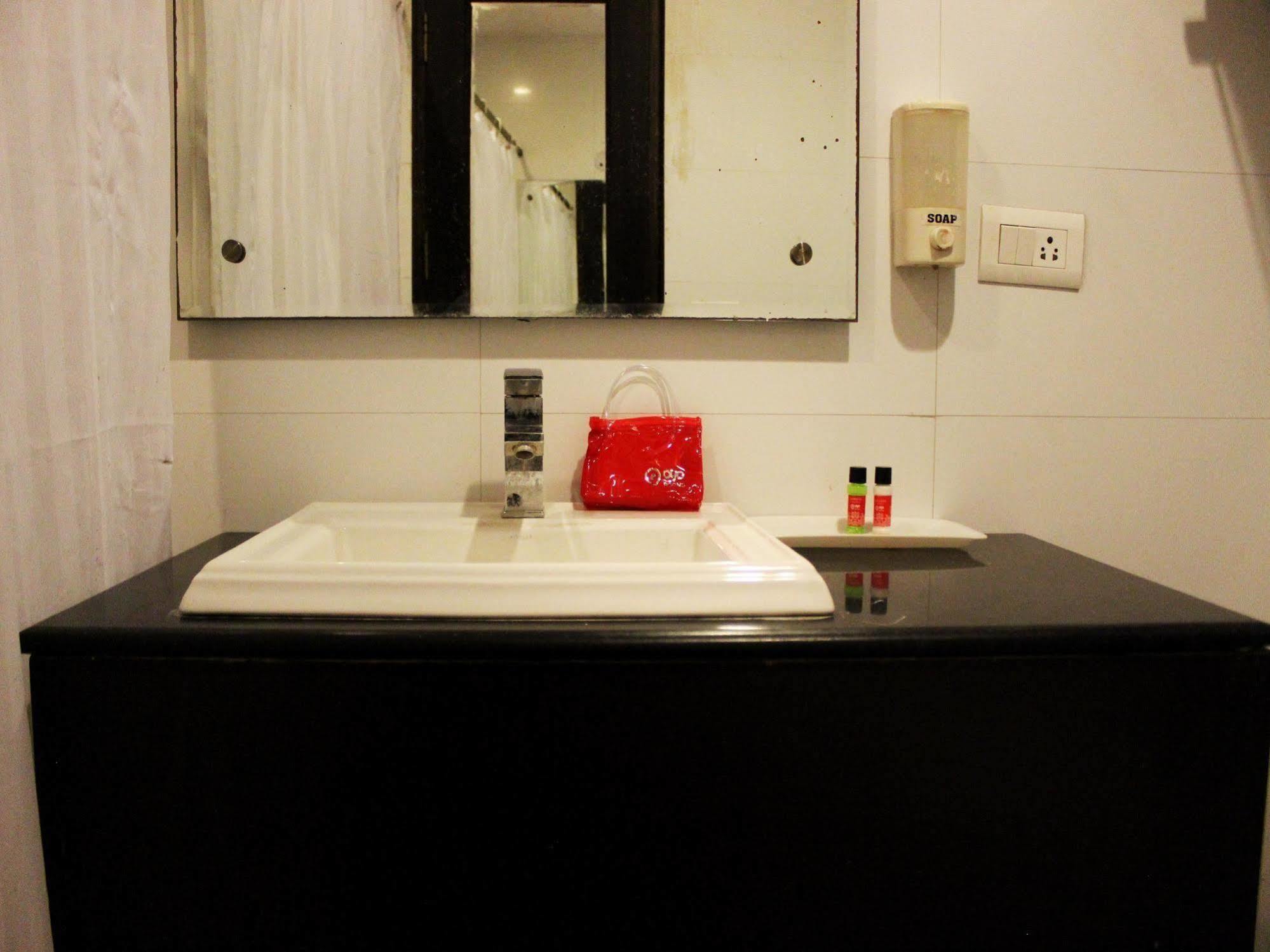 Hotel Siam International Дели Экстерьер фото